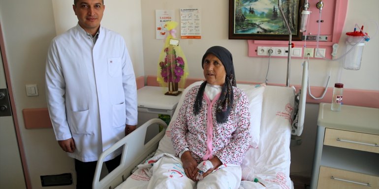 Malatya'da yaşlı kadının boynundan 1 kilogramlık guatr kitlesi çıkarıldı