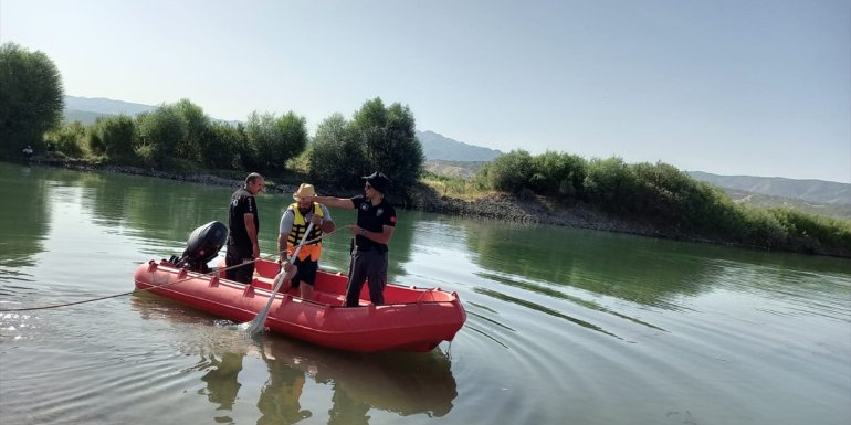 Murat Nehri'nde akıntıya kapılan kişi aranıyor