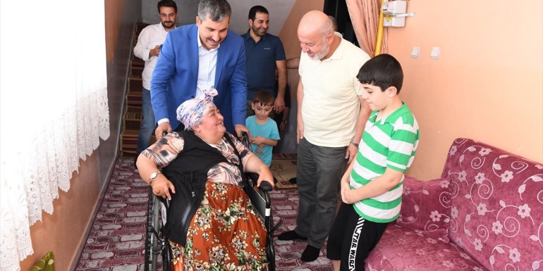 Muş Belediye Başkanı Asya, engelli kadına tekerlekli sandalye hediye etti