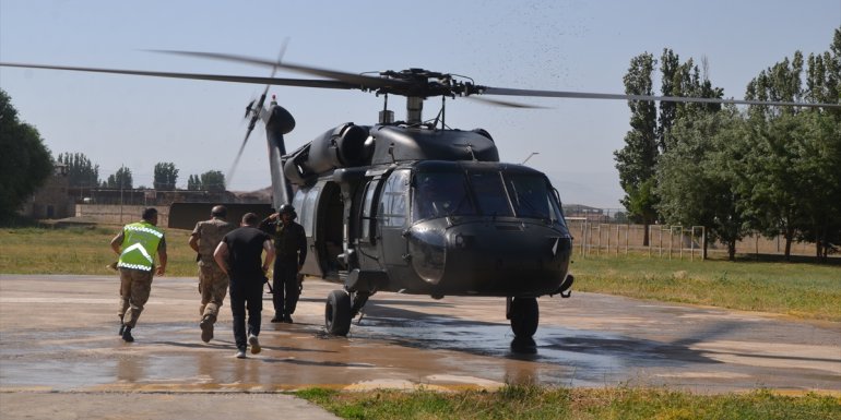 Muş'ta jandarma helikopterle trafik denetimi yaptı