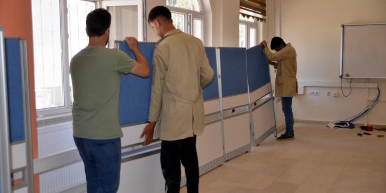 Muş'ta okullara mobilya üreten teknik lise 7 ayda yaklaşık 2 milyon lira ciro yaptı