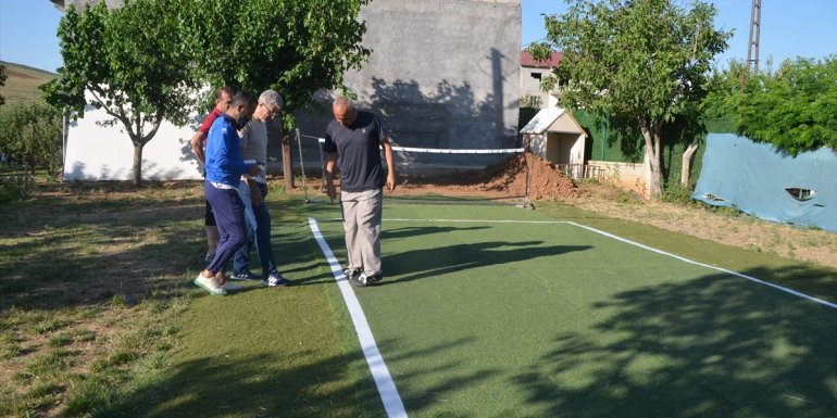 Muş'ta eski futbolcular atıl malzemelerle ayak tenisi kortu oluşturdu