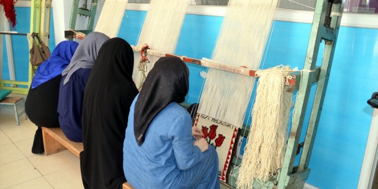 Muş'ta kadınlar katıldıkları kursta dokumacılığı öğreniyor