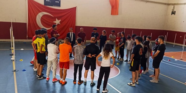 Özalp Kaymakamı Nasır, sınava hazırlanan öğrencileri ziyaret etti