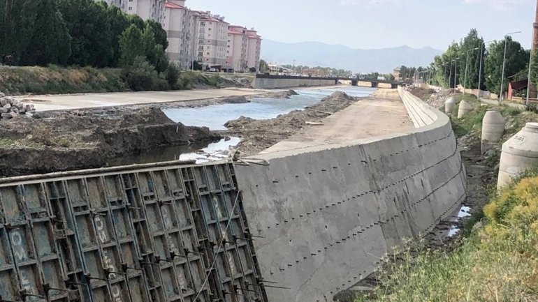 Taşlıçay Deresi çevresinde çalışmalar devam ediyor6