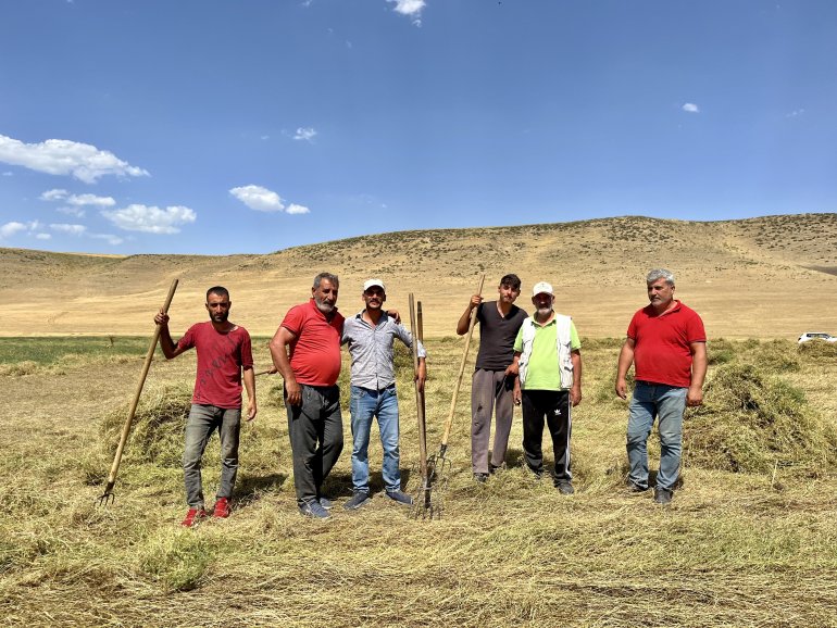 Toprağın emekçileri kavurucu sıcaklar altında ter döküyor7