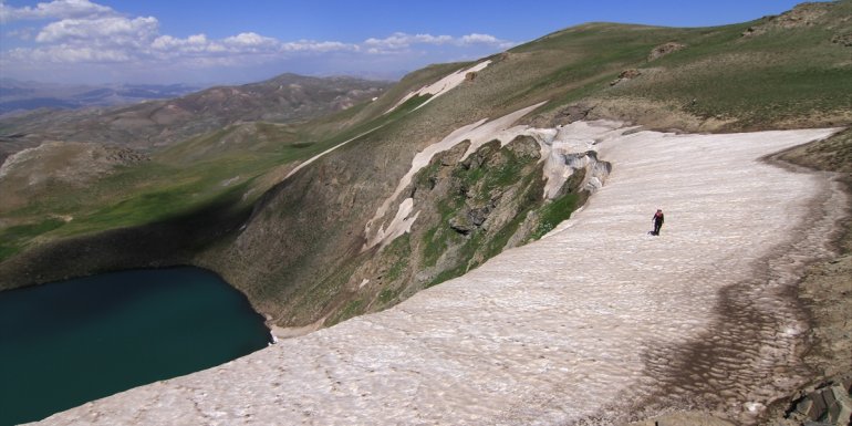 Üç bin rakımlı Çalyan Gölü çevresinde doğa yürüyüşü yapıldı