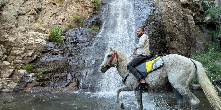 Vadilerin arasındaki saklı şelaleye varmak için kilometrelerce yürüdüler