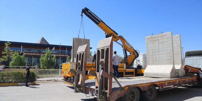 Van Büyükşehir Belediyesinin çevresindeki beton bariyerler kaldırıldı1