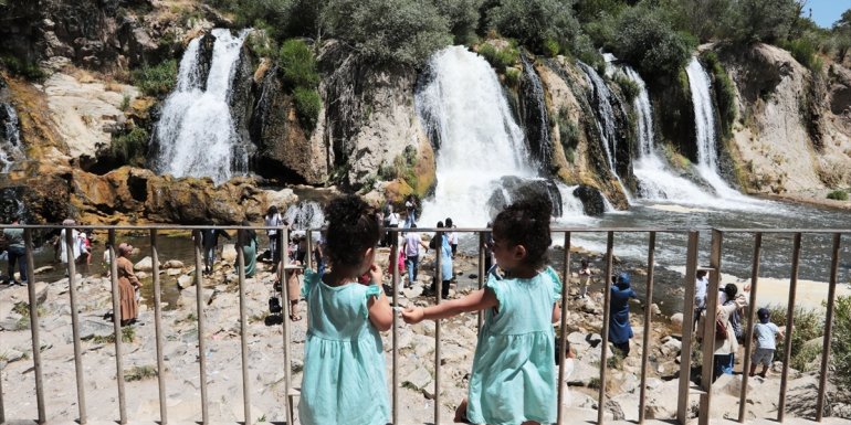 Van'da 8 bin 500 kadın kentin tarihi ve doğal güzellikleriyle buluşturuldu