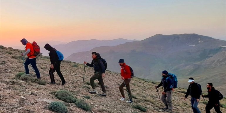 Van'da dağcılar 15 Temmuz şehitleri anısına Artos Dağı'na tırmandı