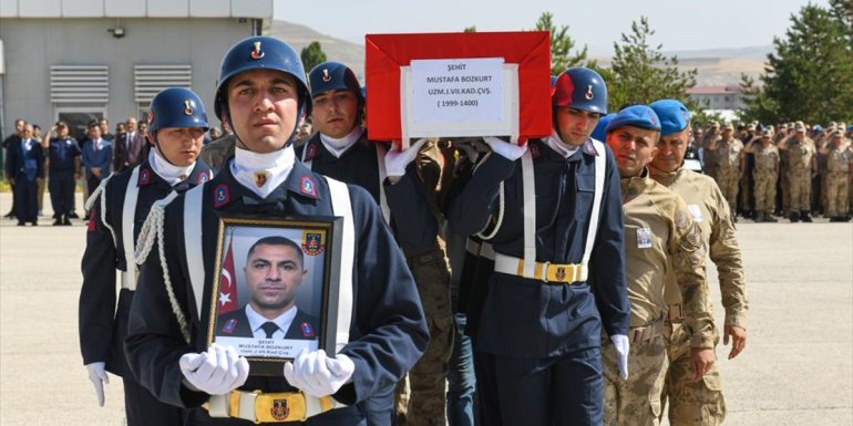 Van'da şehit olan Uzman Çavuş Bozkurt'un naaşı törenle memleketine uğurlandı