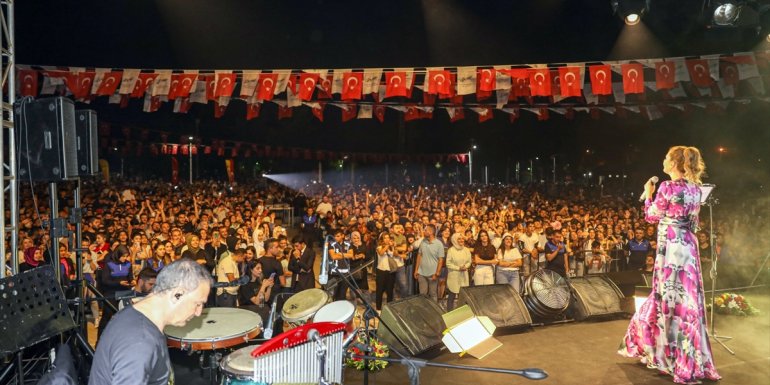Funda Arar, Van'daki yaz etkinliklerinde sahne aldı