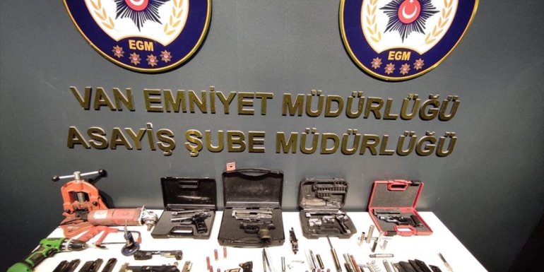 Van'da kurusıkı tabancaları gerçek silaha dönüştürüp satan şüpheli yakalandı