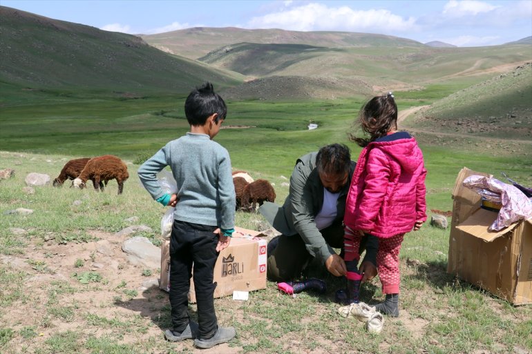 Yayladaki çocukların bayramlığı hayırseverlerden1