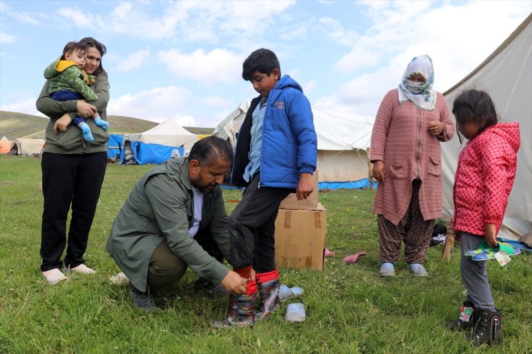 Yayladaki çocukların bayramlığı hayırseverlerden2