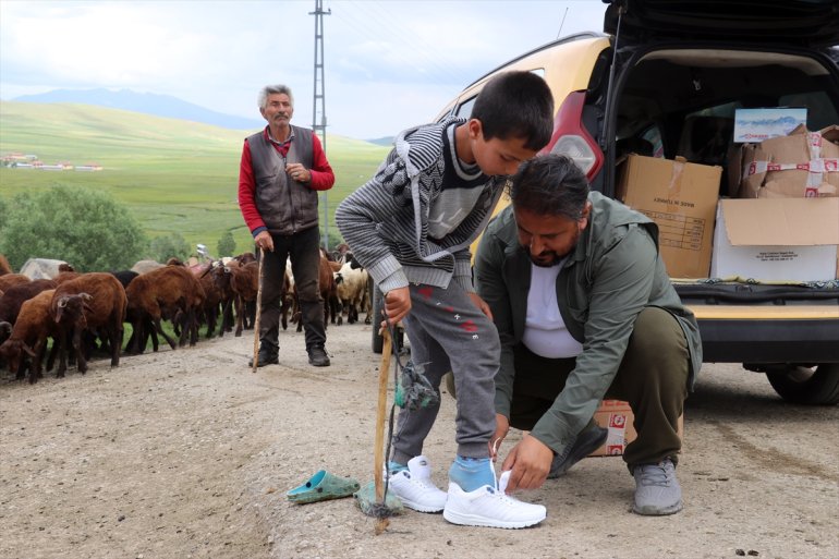 Yayladaki çocukların bayramlığı hayırseverlerden11