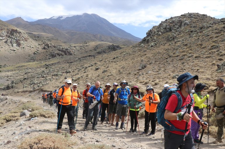 AĞRI zirvesinde dağcı - Ağrı Zafer 100 Ağustos Dağı