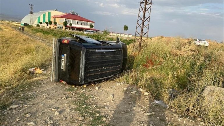 Ağrı'da şarampole devrilen araçtaki 5 kişi yaralandı
