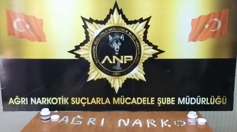 Ağrı'da sırt çantasında sentetik ecza ele geçirilen İranlı yolcu tutuklandı