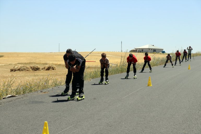 Eski milli sporcu Dursun, kendisi gibi olimpiyatlarda yarışacak kayakçılar yetiştiriyor