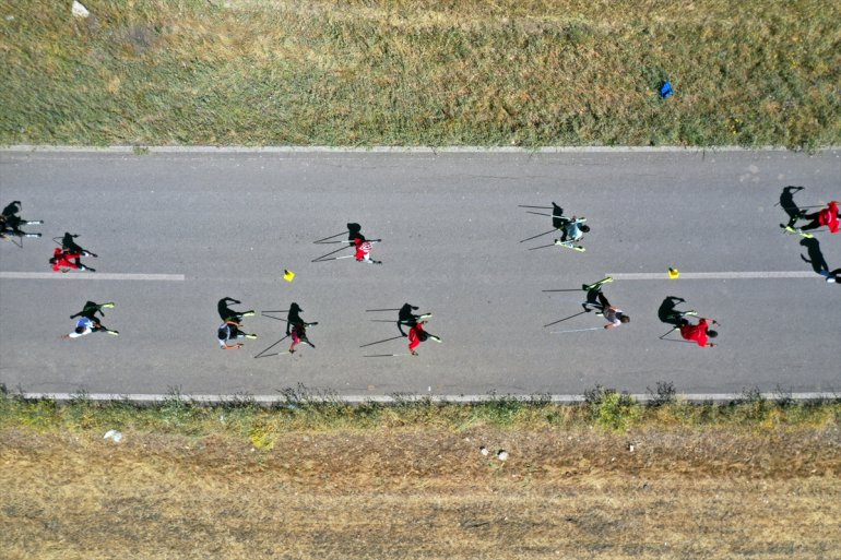 - yetiştiriyor Eski yarışacak Dursun, gibi olimpiyatlarda sporcu milli kayakçılar kendisi AĞRI 15