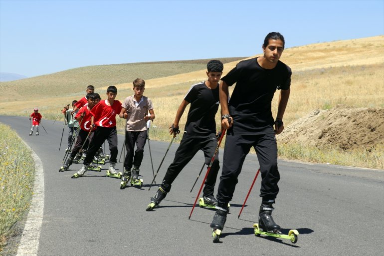 AĞRI - Eski olimpiyatlarda yetiştiriyor sporcu kayakçılar yarışacak Dursun, kendisi milli gibi 16