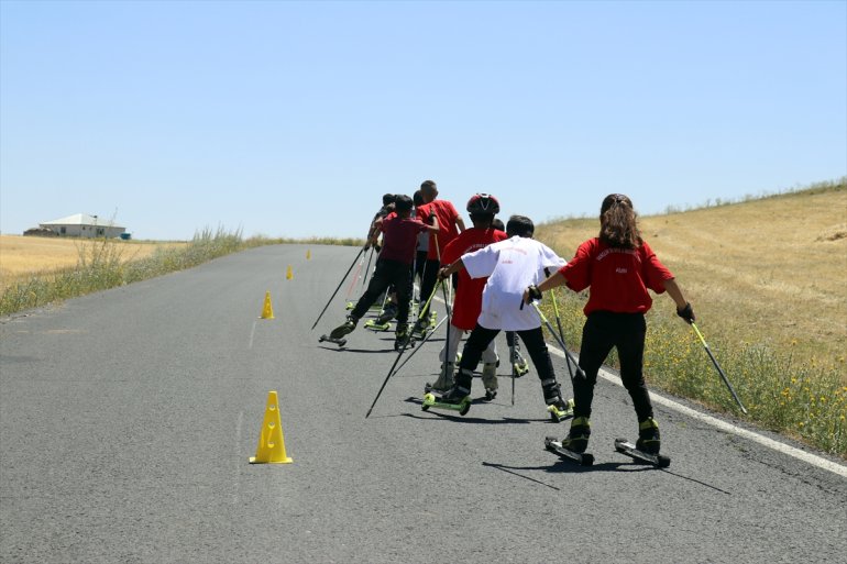 - AĞRI Dursun, yarışacak gibi kayakçılar olimpiyatlarda milli yetiştiriyor sporcu kendisi Eski 7