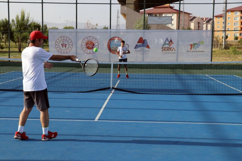 Turnuvası devam Geleneksel Tenis - ediyor AĞRI Ağrı Dağı 2. 8