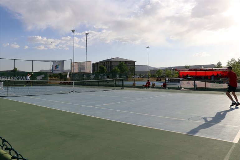 AĞRI Dağı Geleneksel devam 2. Tenis Turnuvası - ediyor Ağrı 10