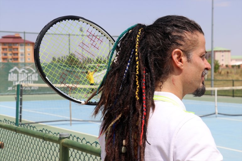 AĞRI kendine raket saç Mardinli stiliyle sallıyor kortlarda doktor özgü - 1