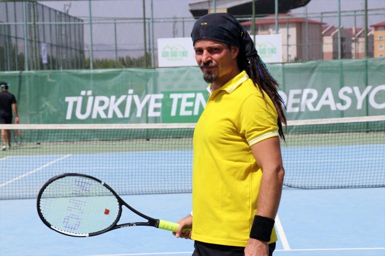 kortlarda kendine sallıyor stiliyle raket doktor Mardinli AĞRI - saç özgü 2