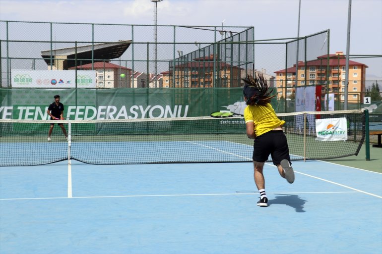 Mardinli doktor sallıyor stiliyle - özgü kendine kortlarda AĞRI raket saç 3