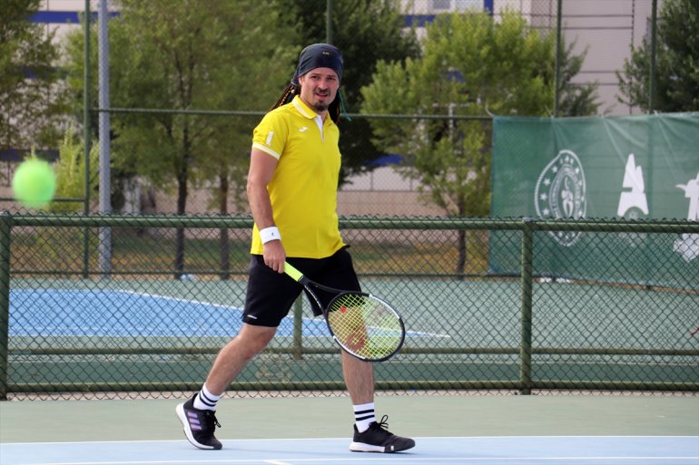 saç AĞRI Mardinli kendine kortlarda stiliyle özgü sallıyor raket doktor - 5