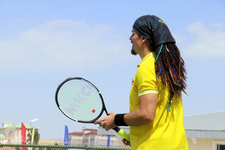 saç kortlarda stiliyle Mardinli AĞRI doktor sallıyor kendine özgü raket - 6