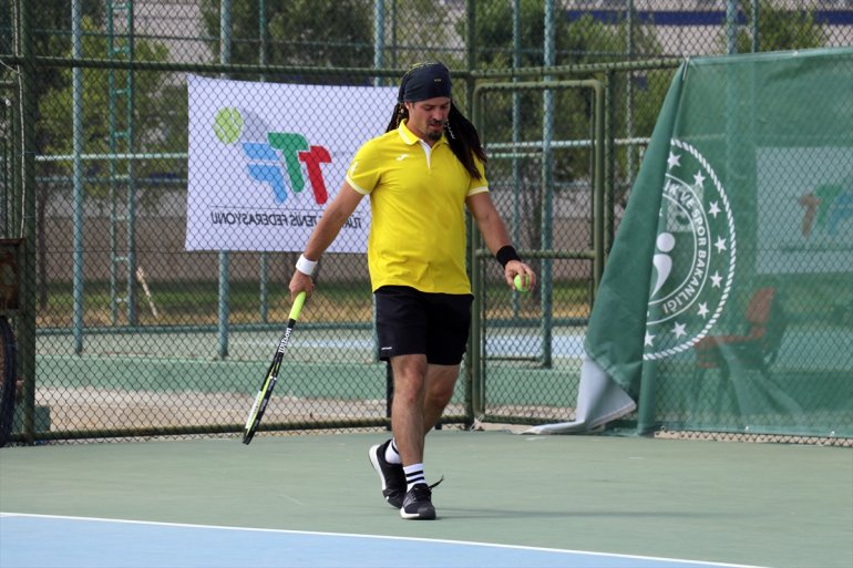 raket doktor sallıyor Mardinli stiliyle kendine kortlarda - özgü saç AĞRI 7