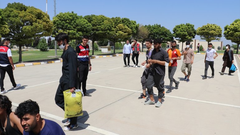 Ağrı ve Iğdır'dan Afganistan uyruklu 136 düzensiz göçmen ülkelerine gönderildi