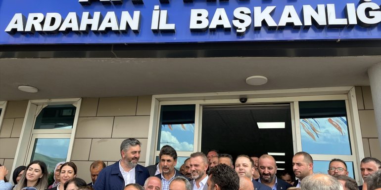 AK Parti Genel Başkan Yardımcısı Kandemir, AK Parti Ardahan İl Başkanlığını ziyaret etti