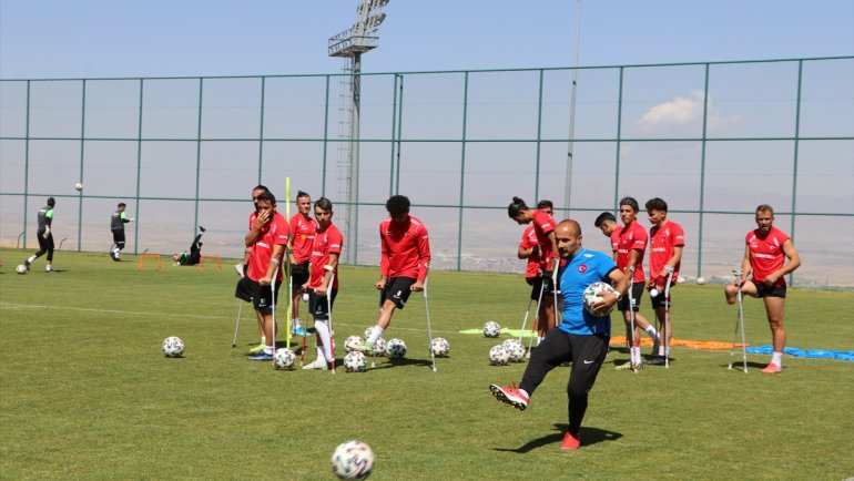 Ampute Milli Futbol Takımı Palandöken'de güç depoluyor