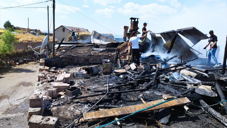 Ardahan'da çıkan yangında 1 ev ve 2 ahırda hasar oluştu