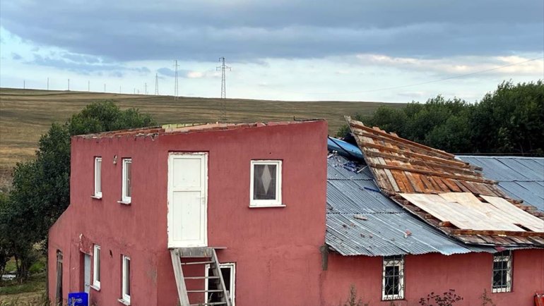 Ardahan'da kuvvetli rüzgar bazı evlerin çatısını uçurdu