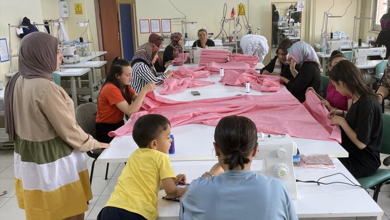 Lise öğrencileri ürettikleri ev tekstil ürünlerini desenlerle süsleyip pazarlıyor