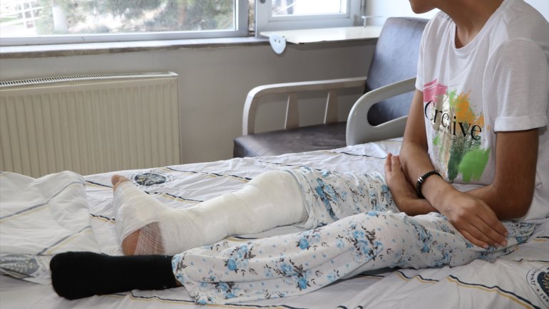 Bacağı kopan kız çocuğu geçirdiği 14 ameliyatla 4 ay sonra adım attı1