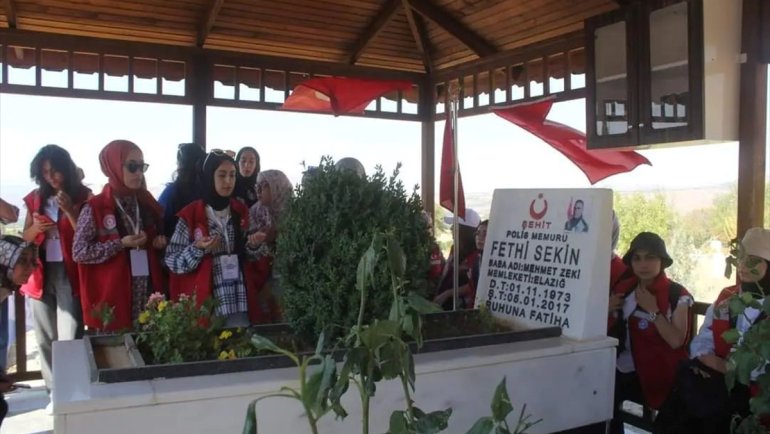 Baskil'de öğrenciler şehit polis memuru Fethi Sekin'in kabrini ziyaret etti