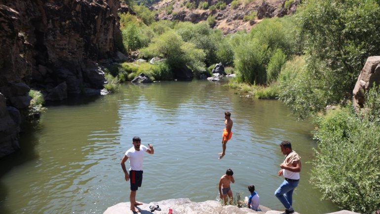 Bingöl'deki Kürük Şelalesi serinlemek isteyenlerden ilgi görüyor