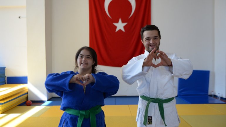 Down sendromlu judocular, milli forma hedefiyle ter döküyor
