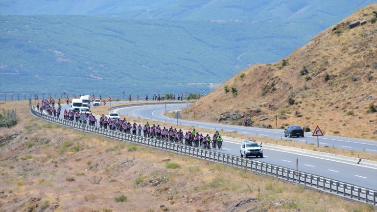 Bisiklet tutkunları Van Gölü kıyılarını temizledi