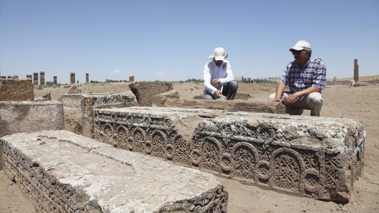 Ahlat Selçuklu Meydan Mezarlığında 41 yeni mezar ortaya çıkarıldı