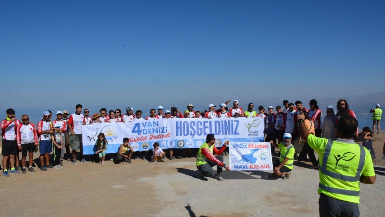 Bisiklet tutkunları Nemrut Krater Gölü'nü gezdi