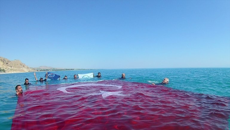 Dalgıçlar Van Gölü'nde Türk bayrağı açtı